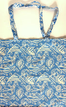 Charger l&#39;image dans la galerie, Batik Carry Bag 16&quot; x 16&quot;
