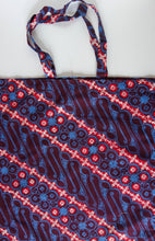 Charger l&#39;image dans la galerie, Batik Carry Bag 16&quot; x 16.5&quot;
