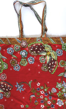 Charger l&#39;image dans la galerie, Batik Carry Bag 16&quot; x 16.5&quot;
