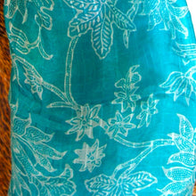 Charger l&#39;image dans la galerie, Silk Scarf 40&quot; x 80&quot;
